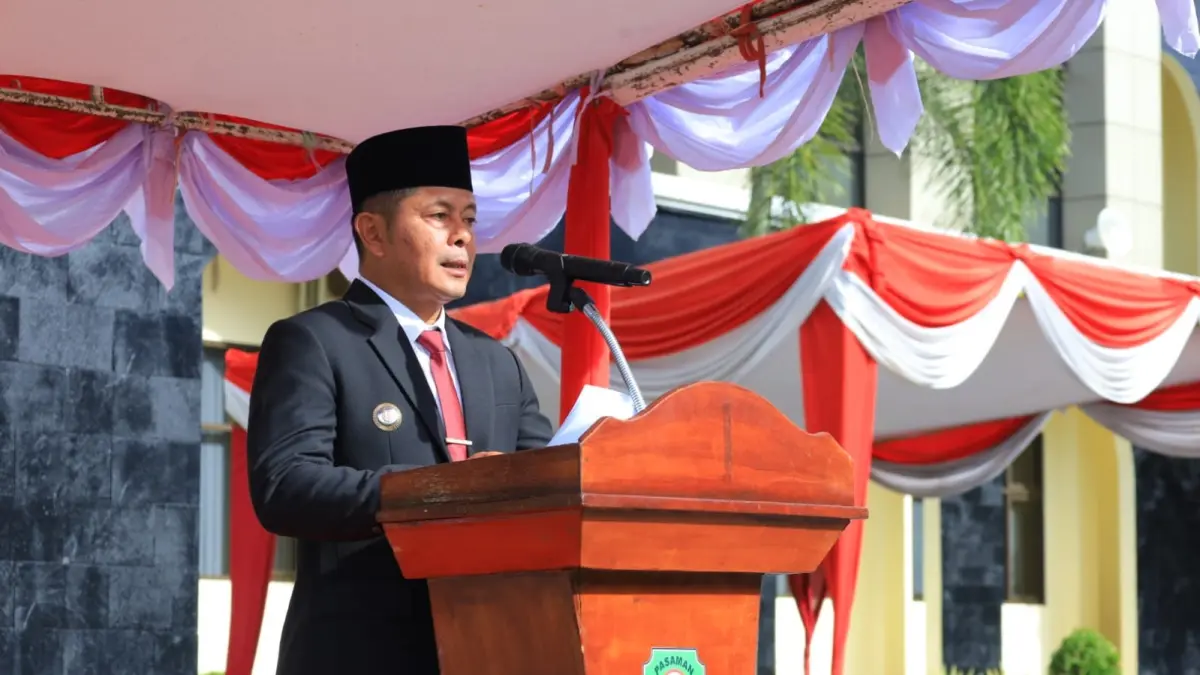 Bupati Pasaman Welly Suhery memimpin upacara peringatan Hari Lahir Pancasila di halaman Kantor Bupati Pasaman, Lubuksikaping, Senin (1/6). Dalam amanatnya, Bupati menegaskan Pancasila merupakan benteng persatuan bangsa sekaligus fondasi perdamaian dunia. (WILIAN/PADEK)