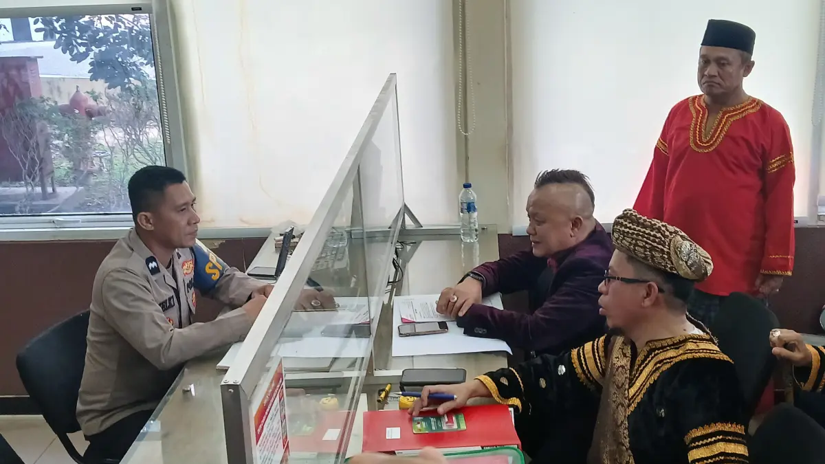 MAAM bersama Kuasa Hukum saat melaporkan Abu Janda ke Polda Sumbar, Senin (1/6). (SUYUDI/PADEK)
