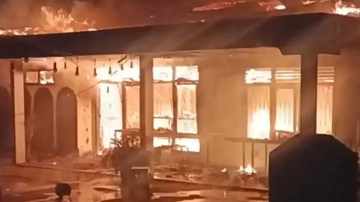 Rumah sekaligus kafe di Lubukalung, Padangpariaman, ludes terbakar pada Senin (1/6/2026) dini hari. 