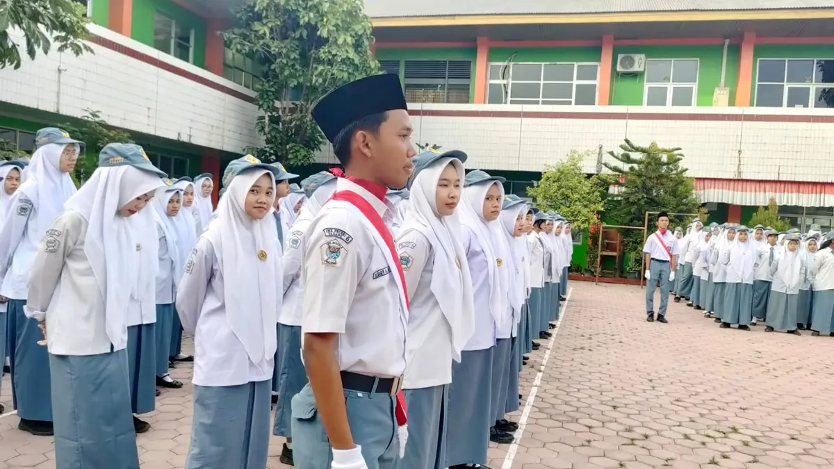 Siswa SMKN 6 Padang sedang melakukan upacara peringatan Hari Pancasila, Senin(1/6) pagi. (TIM LAMAN GURU)