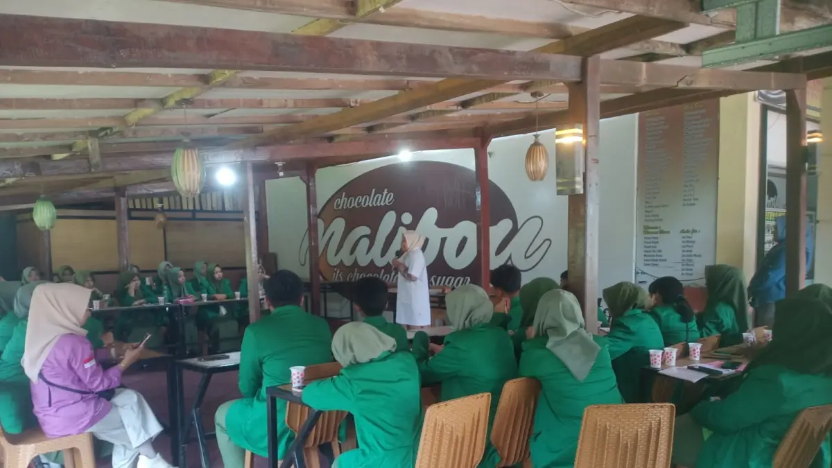 Siswa SMKPP Negeri Padang sedang mendengarkan materi tentang kakao dan pengolahannya oleh narasumber dari Cokelat Malibou beberapa waktu lalu. (TIM LAMAN GURU)