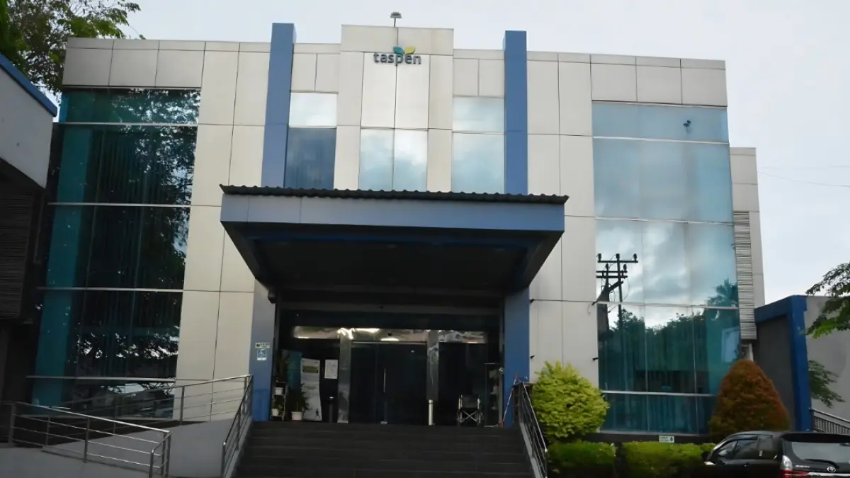 Terlihat Kantor Cabang  TASPEN Padang. Penyaluran Gaji Pensiun Ketiga Belas Tahun 2026 bagi pensiunan ASN  dilakukan secara otomatis mulai 2 Juni 2026 melalui mitra bayar yang bekerja sama dengan TASPEN.