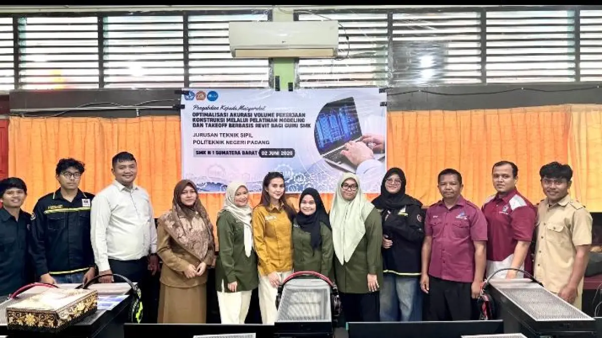 Tim PKM Teknik Sipil PNP bersama peserta usai pelatihan Revit berbasis BIM di SMKN 1 Sumbar untuk meningkatkan kompetensi guru SMK. (IST)