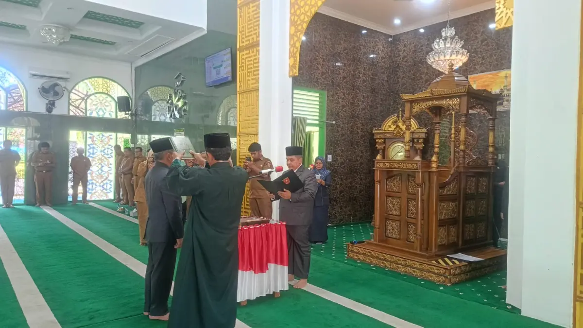 AMBIL SUMPAH JABATAN: Bupati Agam Benni Warlis melantik dan mengambil sumpah jabatan Heri Prasetyo Wibowo sebagai Kepala Dinas Pertanian Kabupaten Agam di Masjid Agung Nurul Falah, Lubukbasung, Selasa (2/6). (Putra/Padek)