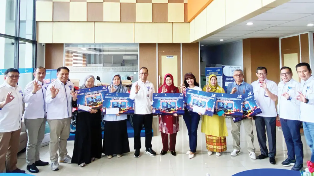 Direktur Keuangan Bank Nagari, Roni Edrian beserta jajaran berfoto bersama para pemenang undian Gebyar Hadiah Tabungan Bank Nagari 2026, Selasa (2/6). (ADETIO/PADEK)