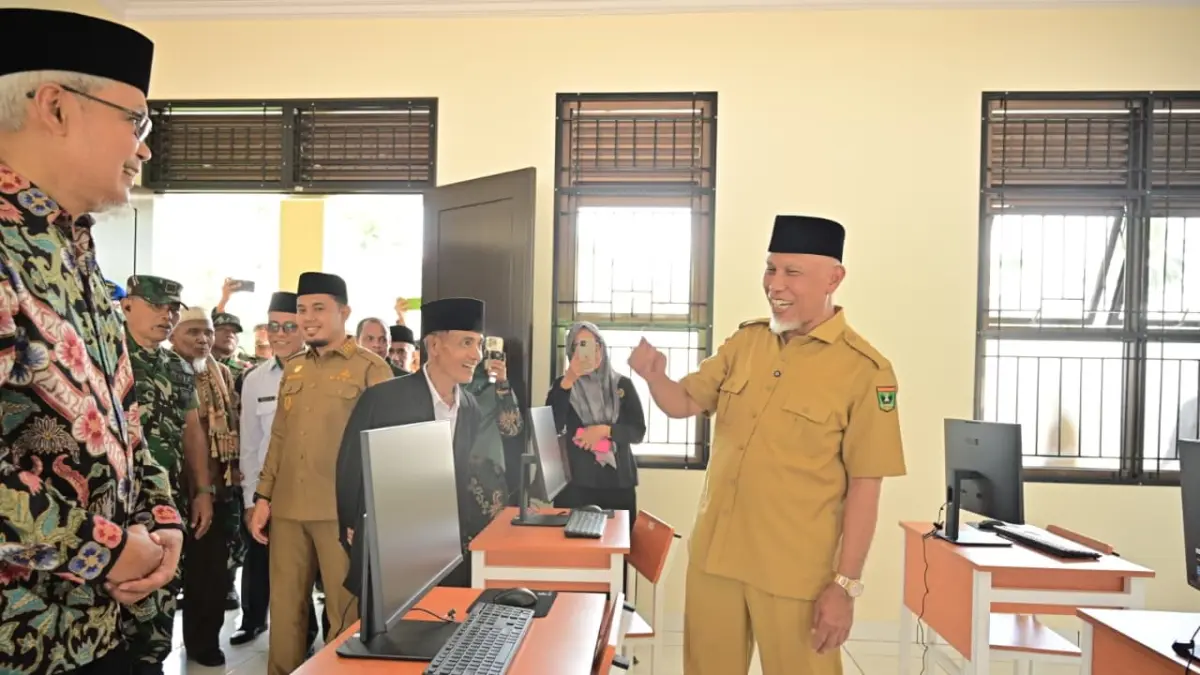 Gubernur Sumbar Mahyeldi Ansharullah saat peresmian SMP Islam Darul Hakim di Jorong Bumbung, Nagari Situjuahbatua, Kabupaten Limapuluh Kota, Selasa (2/6). (DOK BIRO ADPIM)
