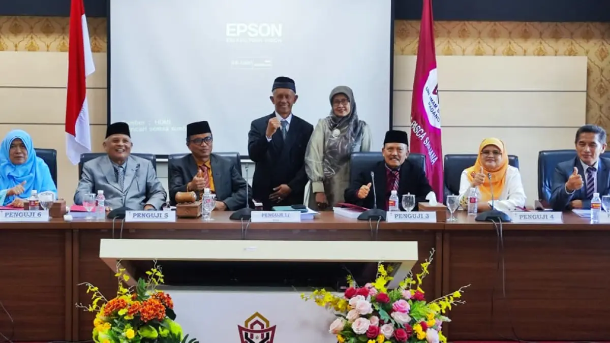 Herry Zulman raih gelar Doktor Pendidikan Islam di usia 70 tahun dengan predikat cumlaude di UIN Imam Bonjol Padang, Selasa (2/6/2026). (Randi Z/Padeks)