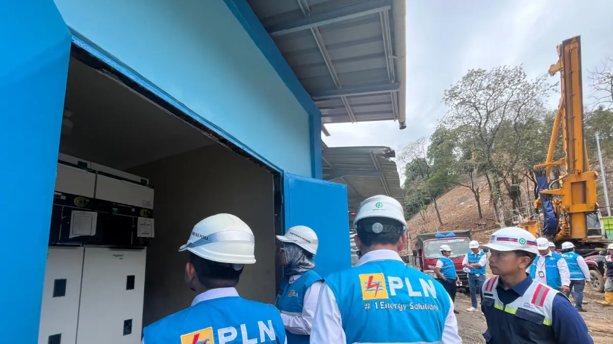Jajaran PLN dan perwakilan PT Hutama Karya Infrastruktur saat penyalaan sambungan listrik Tegangan Menengah berdaya 865 kVA untuk Proyek Flyover Sitinjaulauik Panorama 1 di Kota Padang.
