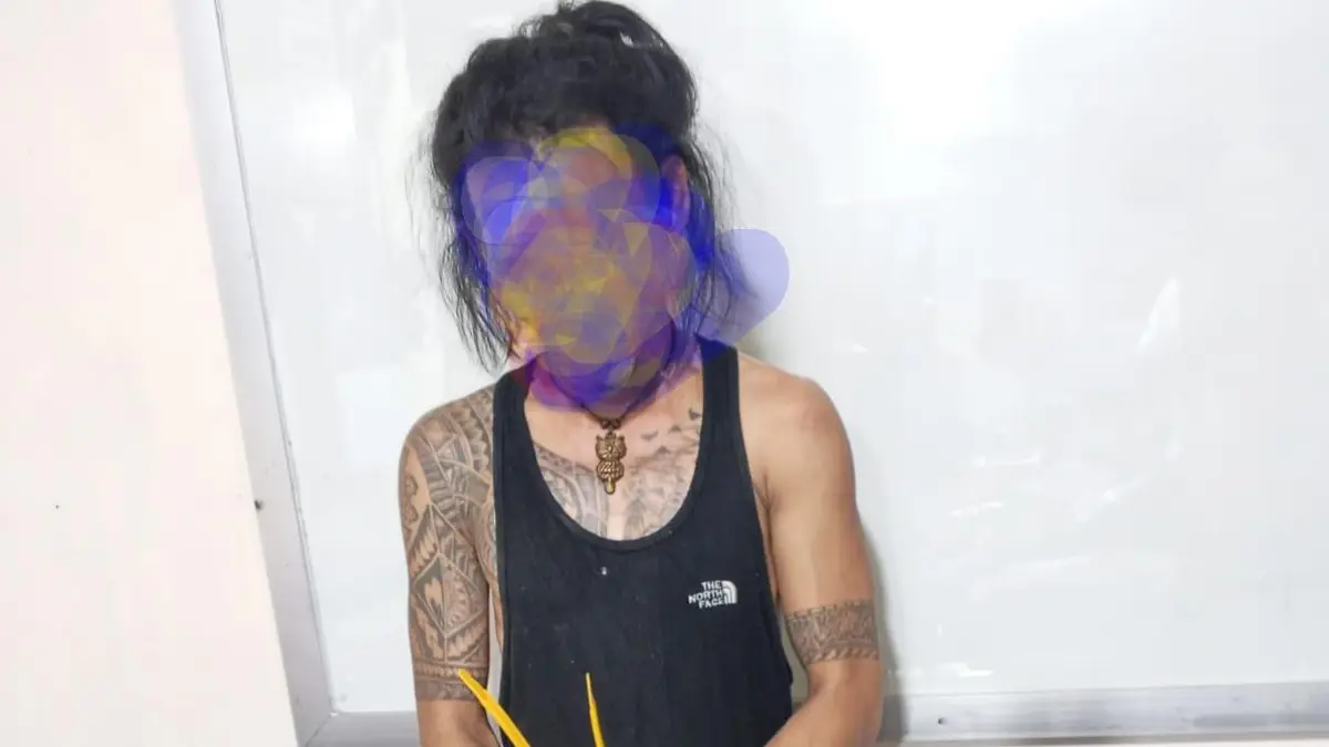 JALANI PEMERIKSAAN: Pria berinisial AP, 41, warga Kampungtangah, Lubukbasung, diamankan unit Satresnarkoba Polres Agam atas dugaan tindak penyalahgunaan narkoba, Senin (1/6). (HUMAS POLRES AGAM)