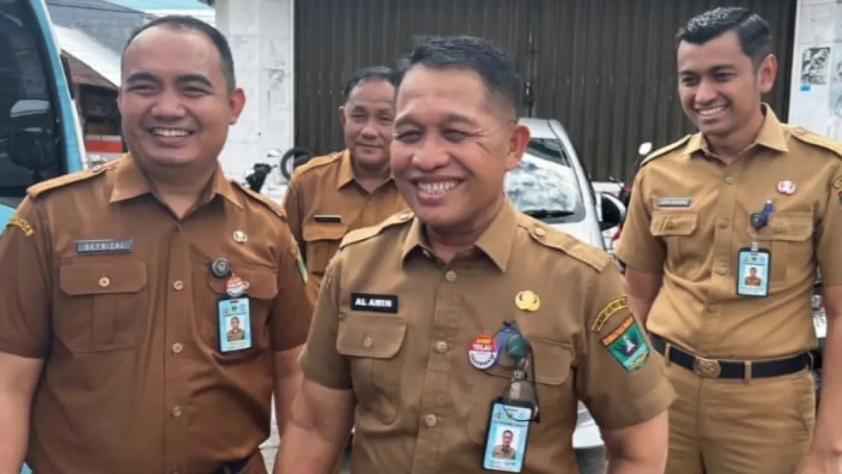 Kepala Bapenda Sumbar  Al Amin didampingi Kepala UPTD Samsat Padang Defrizal dan TU Herry Pratama.