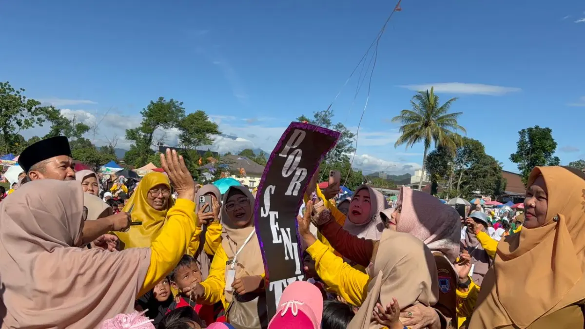 Lapangan Sari Bulan di Kelurahan Sawah Padang Aua Kuniang, Kecamatan Payakumbuh Selatan, dipenuhi peserta, guru, dan orang tua saat pembukaan kegiatan pada Selasa (2/6/2026).