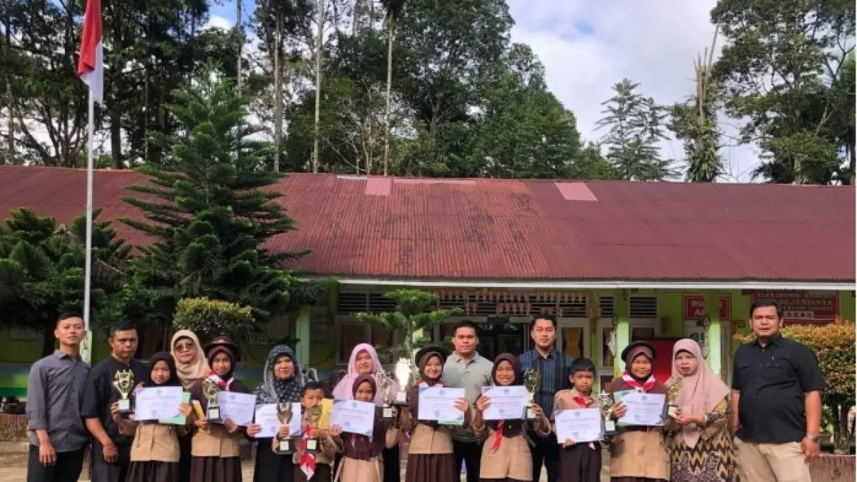 Majelis guru dan siswa SDN 02 Tungkar foto bersama di depan sekolah beberapa waktu lalu. (TIM LAMAN GURU)