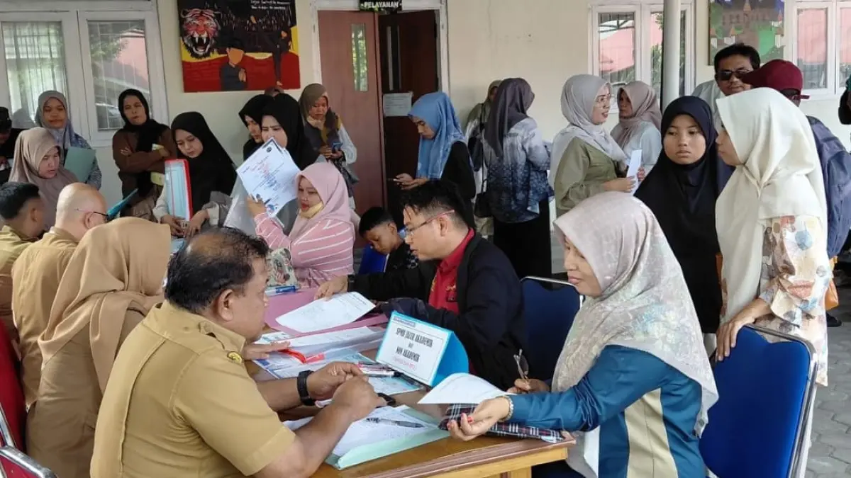 Pegawai Disdikbud Kota Padang  melakukan proses verifikasi dan kurasi terhadap seluruh sertifikat akademik maupun nonakademik yang diajukan murid SMP.(Foto: Diskominfo)