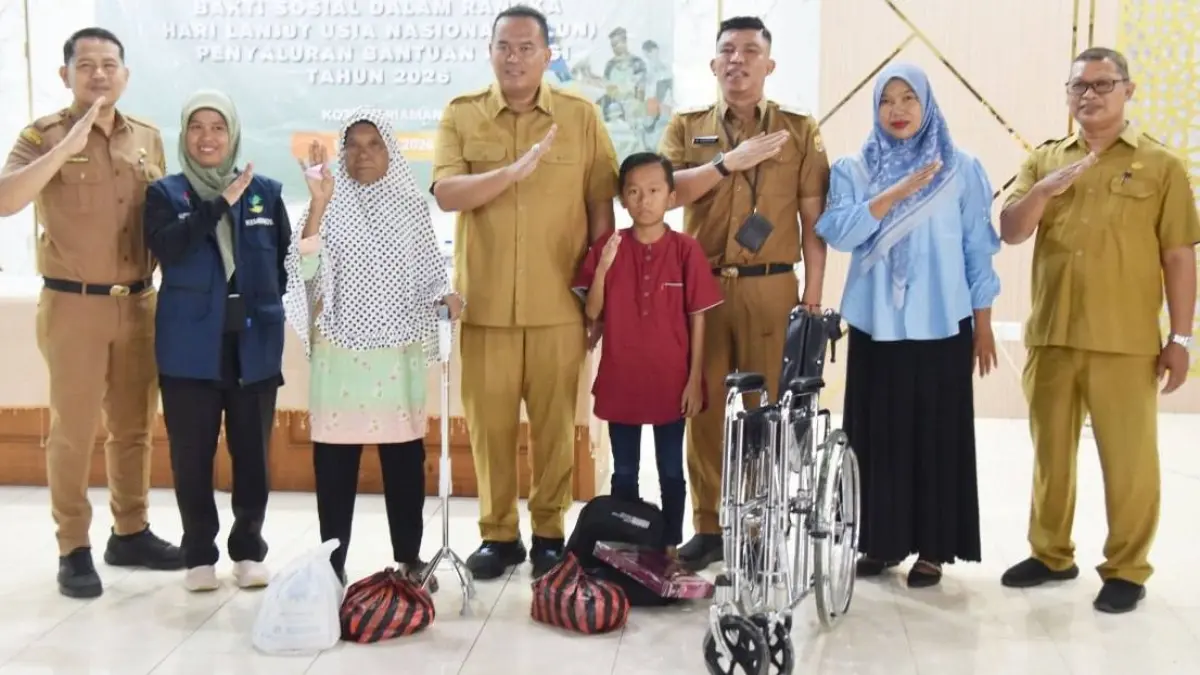 Penyerahan simbolis bantuan Program ATENSI Kemensos kepada keluarga penerima manfaat di Kota Pariaman, Selasa (2/6/2026).