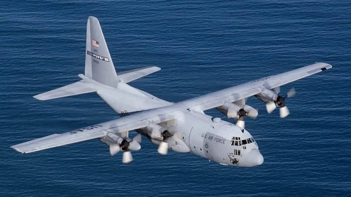 Pesawat C-130T Hercules milik Angkatan Laut Amerika Serikat di Bandara Internasional Minangkabau karena gangguan mesin. (Foto ilustrasi: Wikipedia)