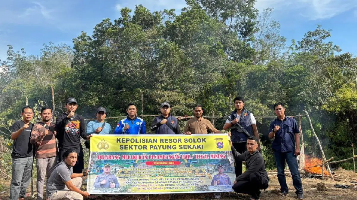 Petugas Satreskrim Polres Solok Kota berpose usai memusnahkan pondok yang digunakan pelaku tambang emas tanpa izin di Nagari Supayang, Kecamatan Payung Sekaki.