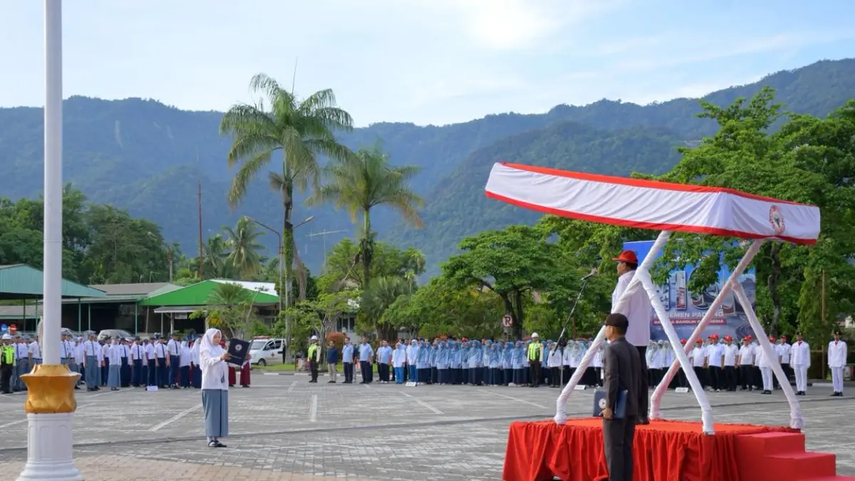 Ratusan karyawan PT Semen Padang mengikuti upacara peringatan Hari Lahir Pancasila 2026 di Plaza Kantor Pusat PT Semen Padang, Senin (1/6/2026).
