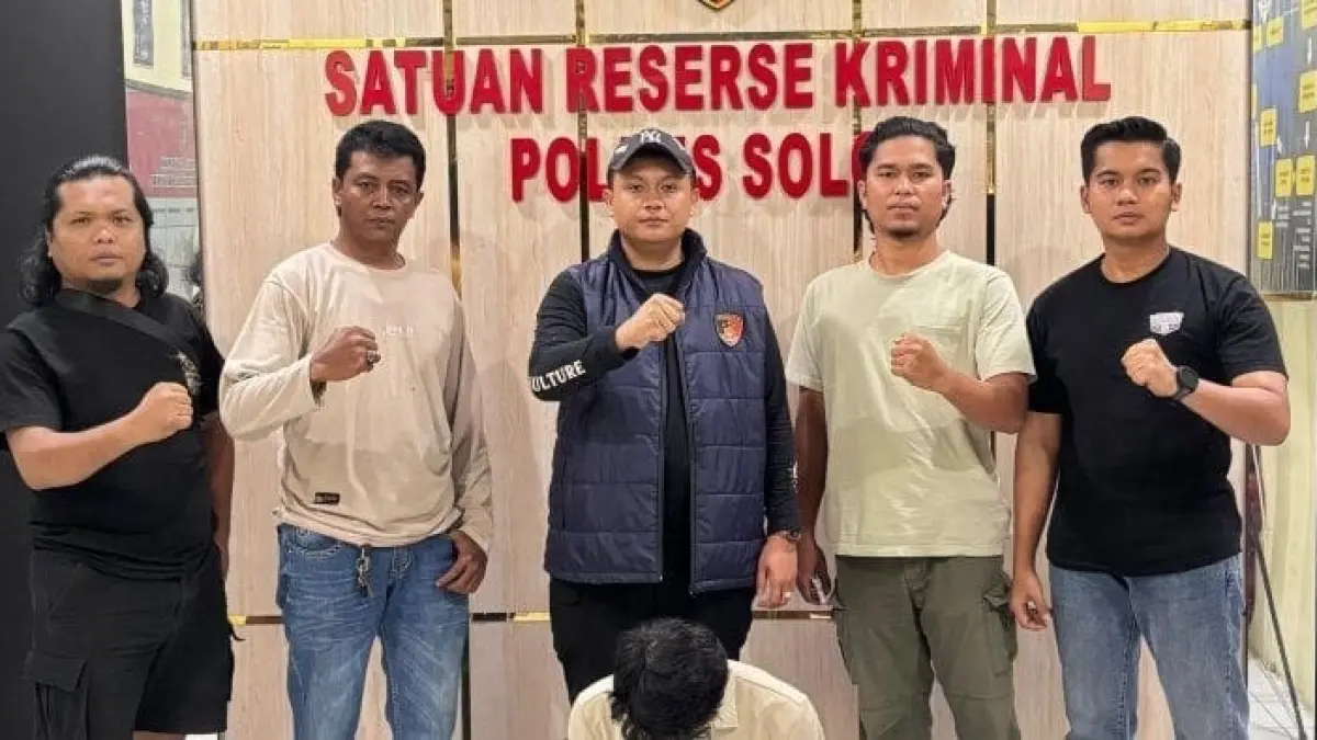Terduga pelaku kasus pencabulan terhadap anak di bawah umur diamankan warga sebelum diserahkan kepada personel Satreskrim Polres Solok di Jorong Panasahan, Nagari Sungaiabu, Kecamatan Hiliran Gumanti, Kabupaten Solok, Senin (1/6). (DOK POLRES SOLOK)
