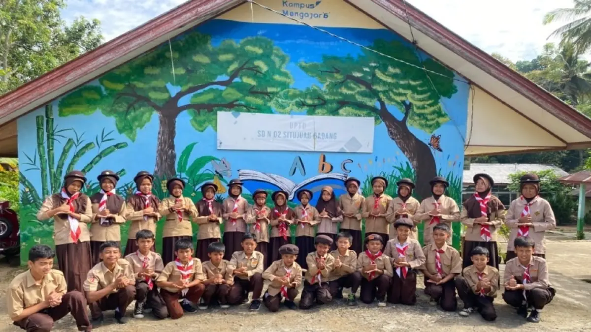 Tim Pramuka SDN 02 Situjuah Gadang foto bersama di depan sekolah beberapa waktu lalu. (TIM LAMAN GURU)
