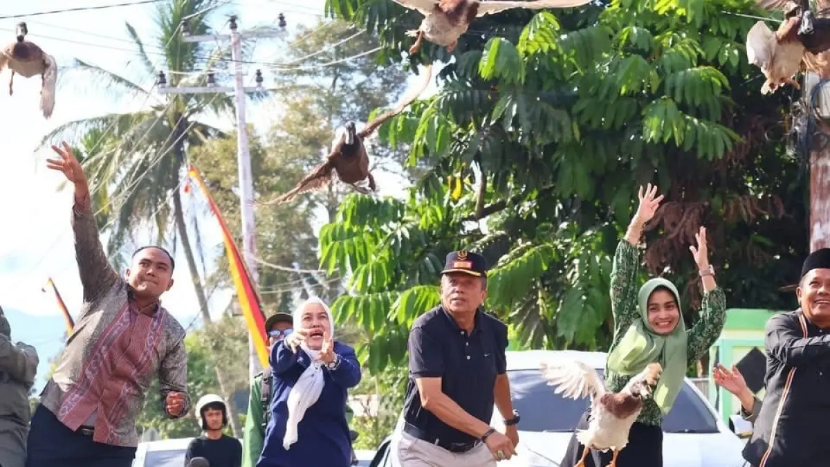 Wakil Wali Kota Payakumbuh Elzadaswarman melepas itik saat pembukaan kegiatan SAKU TABA di Kelurahan Sawah Padang Aua Kuniang (Sapaku), Minggu (31/5). 