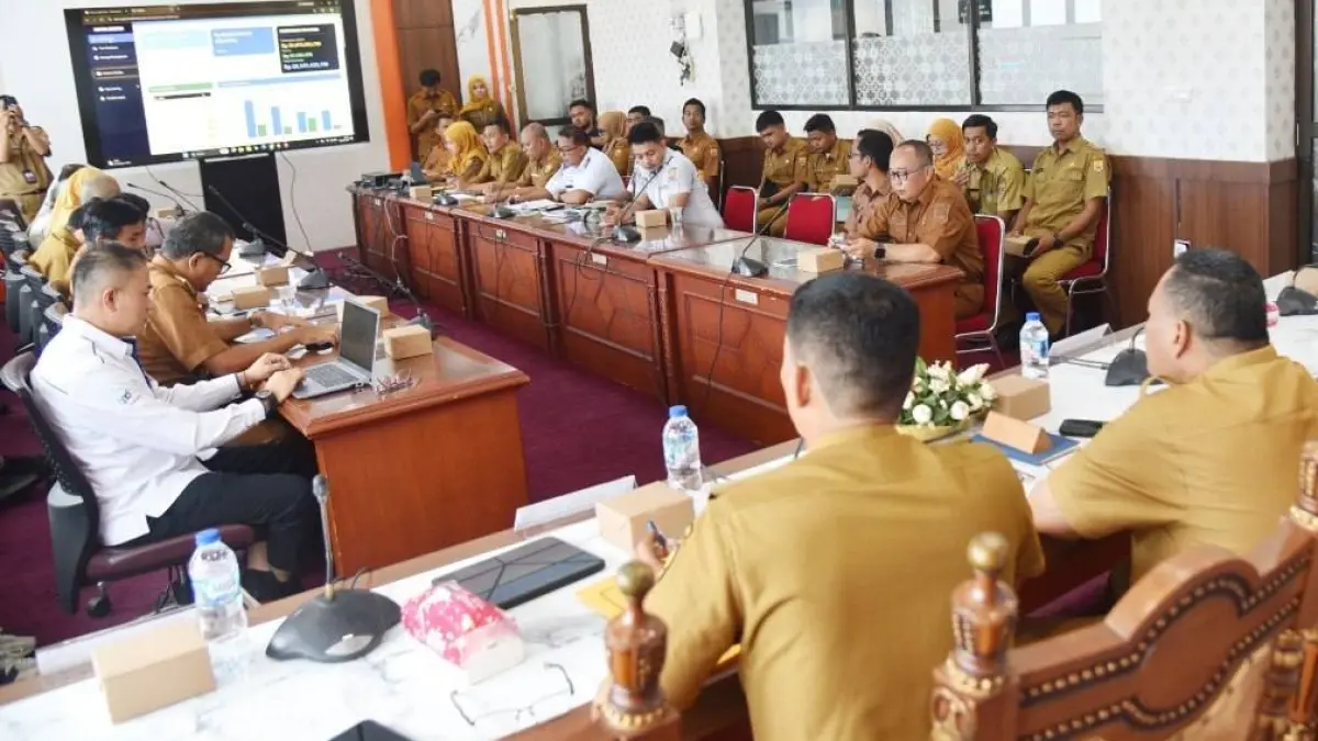 Wali Kota Pariaman Yota Balad memimpin rapat evaluasi Pendapatan Asli Daerah bersama jajaran OPD di lingkungan Pemerintah Kota Pariaman.