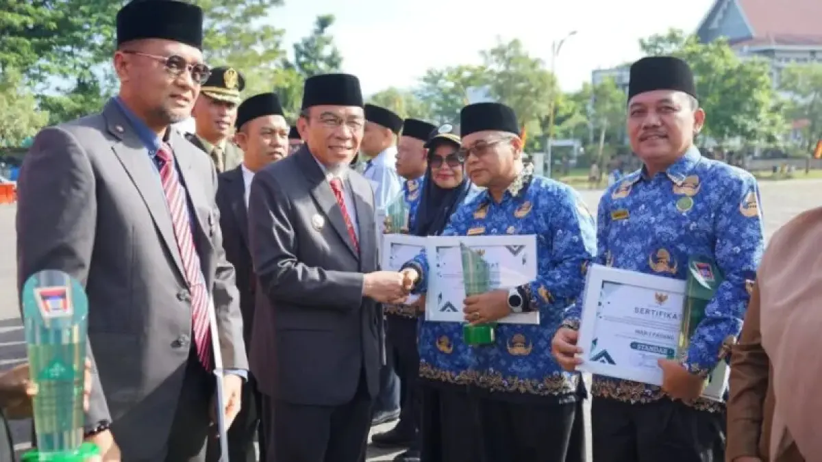 Wawako Padang, Maigus Nasir menyerahkan sertifikat kepada sekolah yang raih Standar UKS di Lapangan Balai Kota Padang, Aiepacah, Senin (1/6). (DOK DISKOMINFO PADANG)