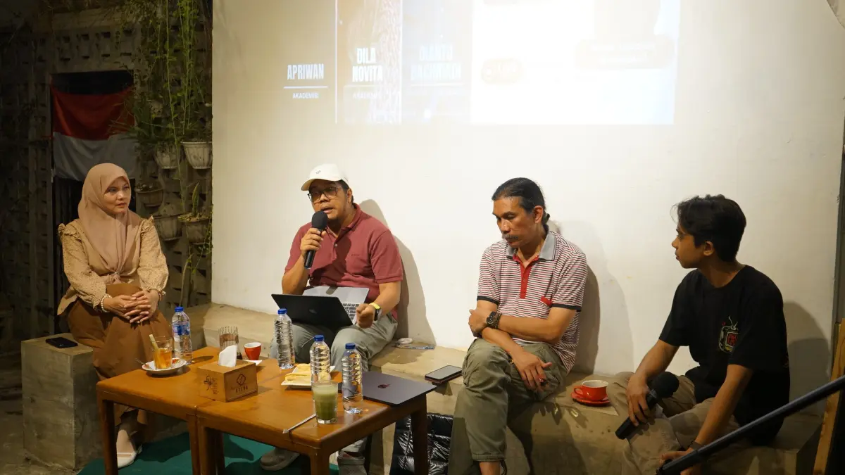 Dari kiri ke kanan, Dila Novita, Apriwan, dan Dianto Bachriadi dalam diskusi publik Bincang Rancak bertajuk “Transisi Energi dan Kedaulatan Tanah Adat: Posisi Negara di Mana?” yang dimoderatori Afrinaldi Yuwanda (kanan) di Pustaka Steva, Padang. Senin (1/6) malam. (DOK RANCAK PUBLIK)