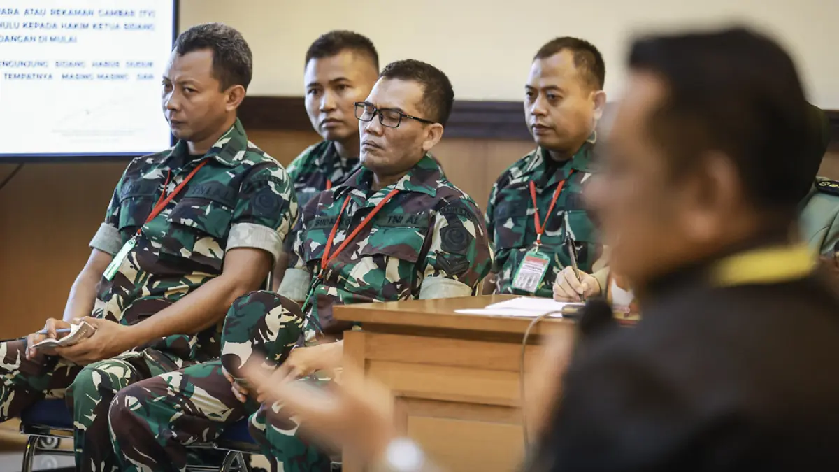 Empat terdakwa kasus penyiraman air keras kepada aktivis KontraS Andrie Yunus, dari kiri Lettu Budhi Hariyanto Cahyono, Lettu Sami Lakka, Serda Edi Sudarko, dan Kapten Nandala Dwi Prasetya (kanan)  di Pengadilan Militer II-08, Jakarta, Selasa (2/6). (DHEMAS REVIYANTO/ANTARA FOTO)
