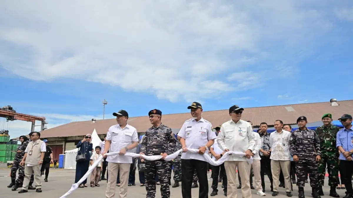 Gubernur Sumbar Mahyeldi Ansharullah saat melepas Ekspedisi Rupiah Berdaulat (ERB) 2026 menuju Kepulauan Mentawai di Dermaga Pelabuhan Teluk Bayur, Padang, Rabu (3/6). Program Bank Indonesia tersebut bertujuan memastikan ketersediaan uang rupiah layak edar serta memperluas akses layanan keuangan bagi masyarakat di wilayah 3T. (DOK BIRO ADPIM)