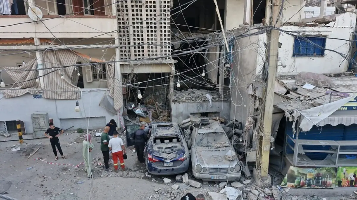 Serangan militer Israel menewaskan sedikitnya 28 orang dan melukai 42 lainnya di seluruh Lebanon selatan, tengah, dan timur, Kamis (28/5) lalu. Di distrik Nabatieh, serangan Israel menargetkan area perumahan dan komersial di kota Nabatieh dan kota-kota sekitarnya, menghancurkan beberapa bangunan dan sebuah masjid di dekat kantor Palang Merah Lebanon. (ANADOLU AJANSI)