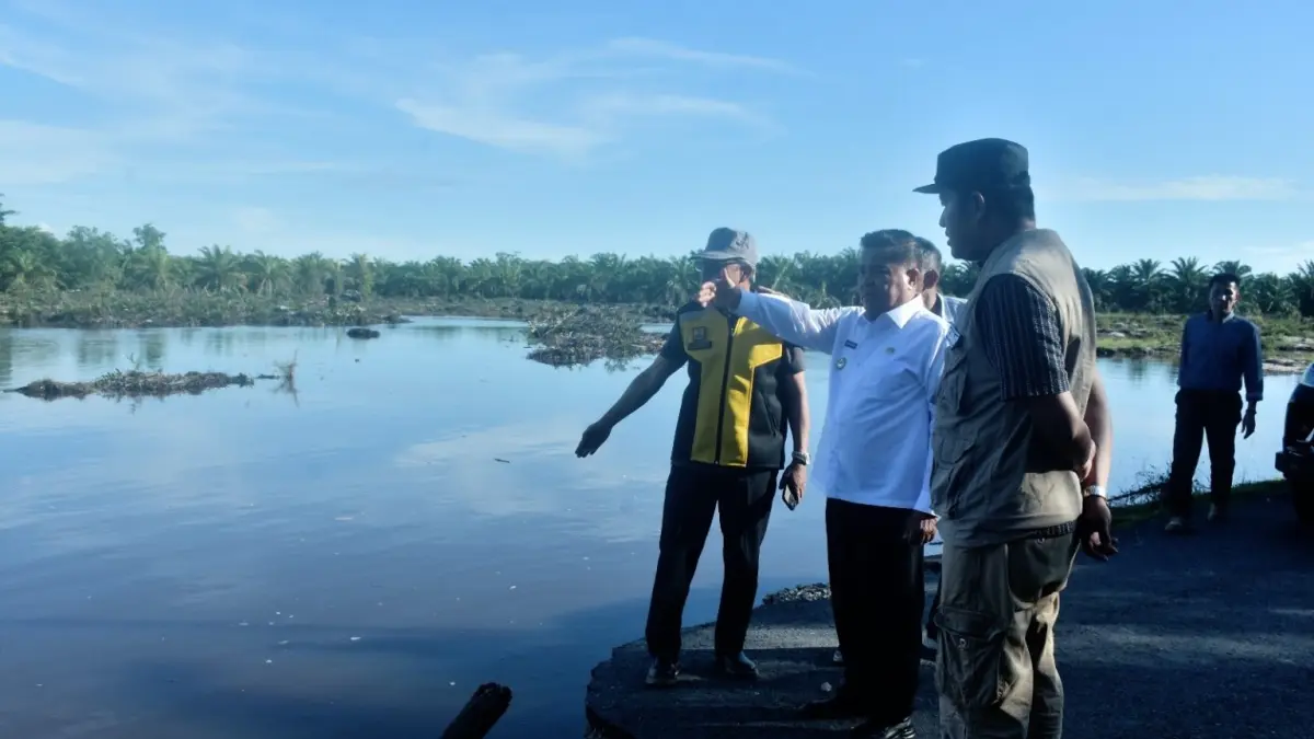 Bupati Agam Benni Warlis saat meninjau lokasi jembatan putus di Tiku V Jorong, Tanjungmutiara, beberapa waktu lalu. (DOK PEMKAB AGAM)