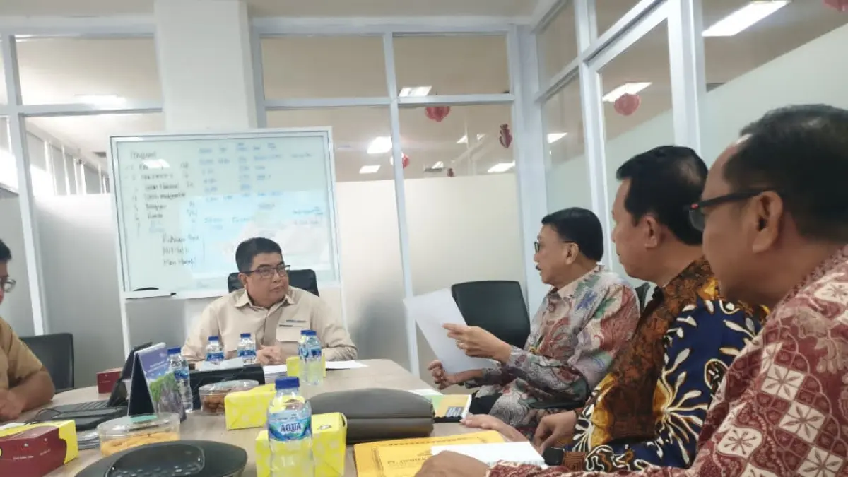 Bupati Pessel Hendrajoni didampingi Sekretaris Kabupaten Zainal Arifin dan Kepala Dinas Perkimtan LH Roli Bukhori saat bertemu Direktur Jenderal Kawasan Permukiman Kementerian PKP RI, Fitrah Nur, di Jakarta, Rabu (3/6). (DOK DISKOMINFO)