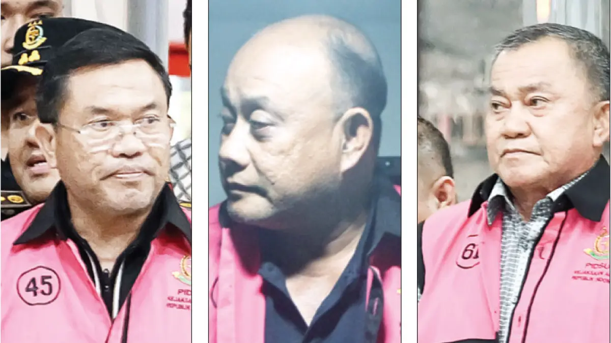 Dari kiri, Sony Sanjaya, Dadan Hindayana, dan Lodewyk Pusung setelah menjalani pemeriksaan di Kejagung, Jakarta, Rabu (3/6). (M IRSYAL HIDAYAT/ANTARA FOTO)
