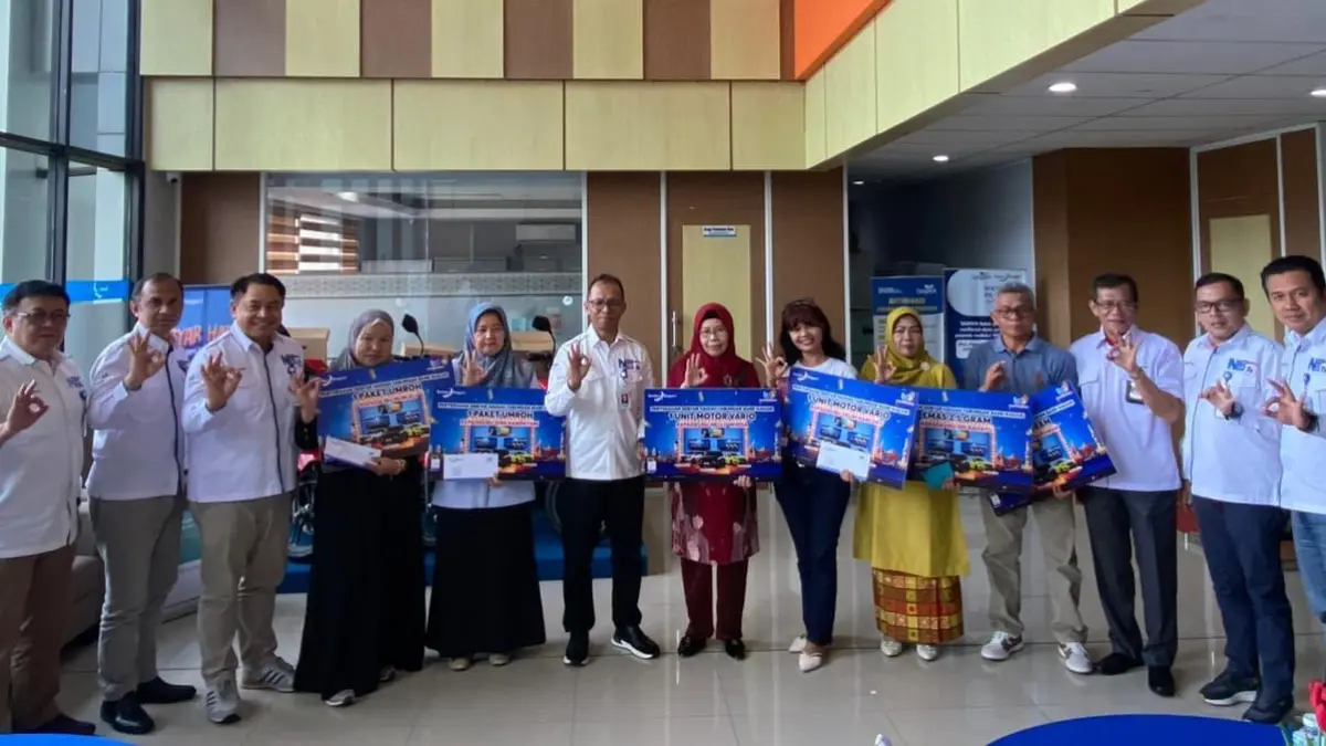 Direktur Keuangan Bank Nagari, Roni Edrian beserta jajaran berfoto bersama para pemenang undian Gebyar Hadiah Tabungan Bank Nagari 2026, Selasa (2/6). (DOKUMENTASI PRIBADI)