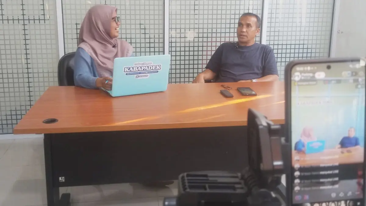 Dirut Padang Ekspres, Mhd Nazir Fahmi saat menjadi narasumber pada program KABA PADEK Sore yang dipandu Febi Tri Lianti di Graha Pena, Lubukbuaya, Rabu (3/6). (DOK PADEK)