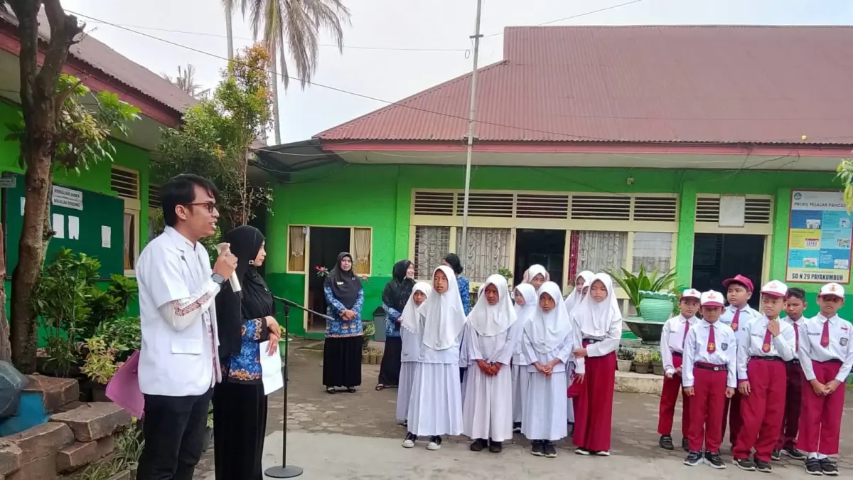 Dokter Kecil dari SDN 29 Payakumbuh mendengarkan arahan dari petugas pukesmas beberapa waktu lalu. (TIM LAMAN GURU)