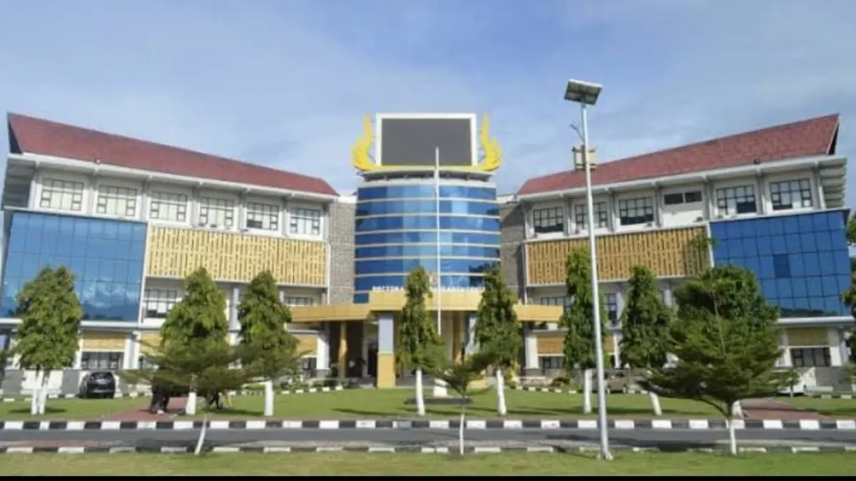 Kawasan depan Rektorat Universitas Negeri Padang lokasi dua orang terluka akibat peluru nyasar yang diduga berasal dari latihan tembak.(Foto: Dok. UNP)