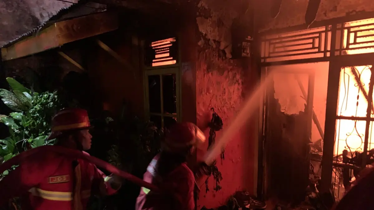 Kebakaran melanda dua unit rumah di Perumahan Puskud, Kototangah, Kota Padang, Rabu malam (3/6/2026). (Dinas Damkar Kota Padang)