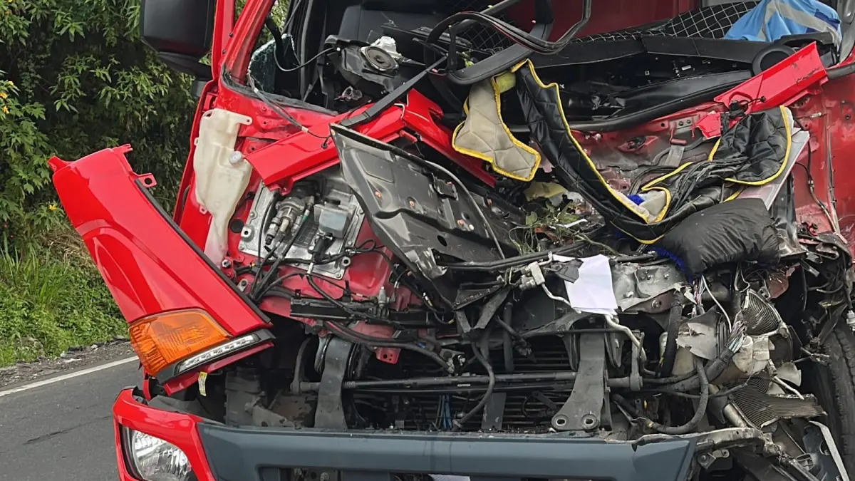 Kecelakaan terjadi di Jalan Padangpanjang - Bukittinggi, tepatnya di kawasan Panyalaian, Rabu pagi (3/6/2026). Truk tangki BBM tabrak tronton diduga akibat sopir mengalami microsleep. (Satlantas Polres Padangpanjang)