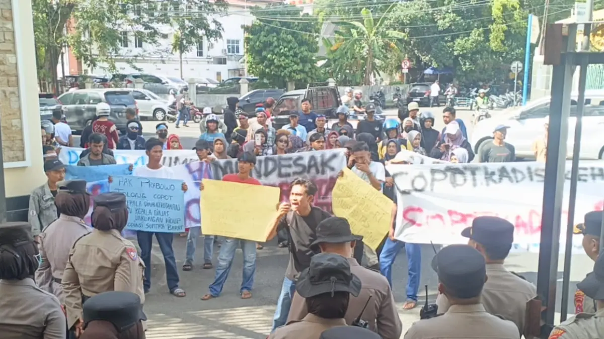 Massa yang mengatasnamakan korban bencana ekologis menggelar aksi unjuk rasa di Kantor Gubernur Sumbar dan Polda Sumbar, Rabu (3/6/2026), menuntut penindakan perusakan lingkungan dan percepatan pemulihan korban bencana.