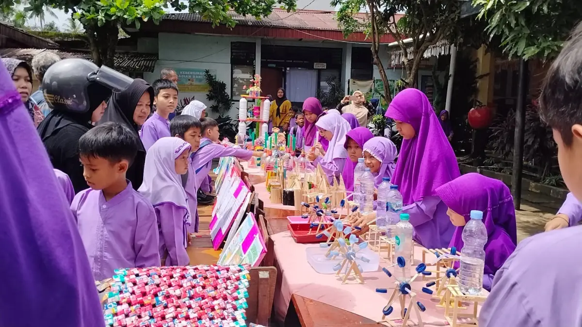 Murid SDN 55 Payakumbuh mengadakan pameran karya siswa dari barang bekas beberapa waktu lalu. (TIM LAMAN GURU)
