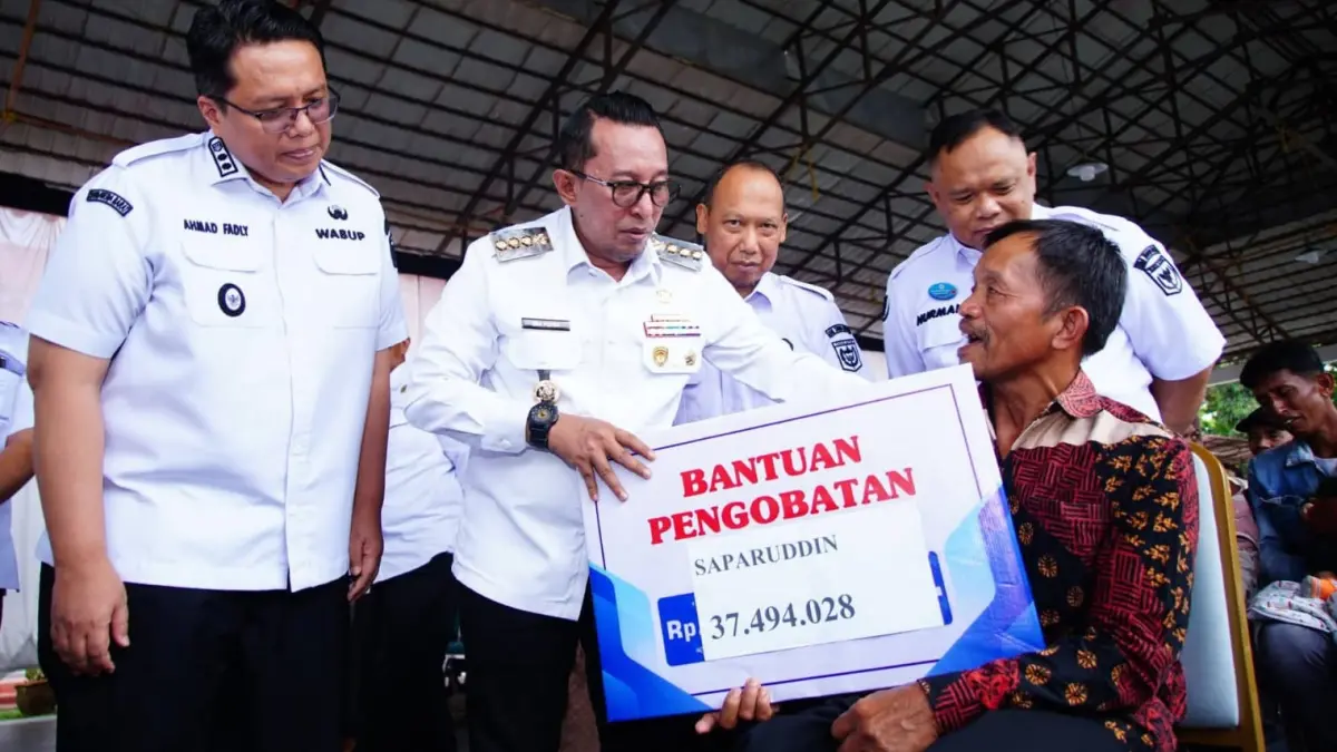 Pemkab Tanahdatar menyalurkan bantuan Rp1,3 miliar kepada petani, UMKM, pelaku perikanan, dan korban bencana hidrometeorologi.