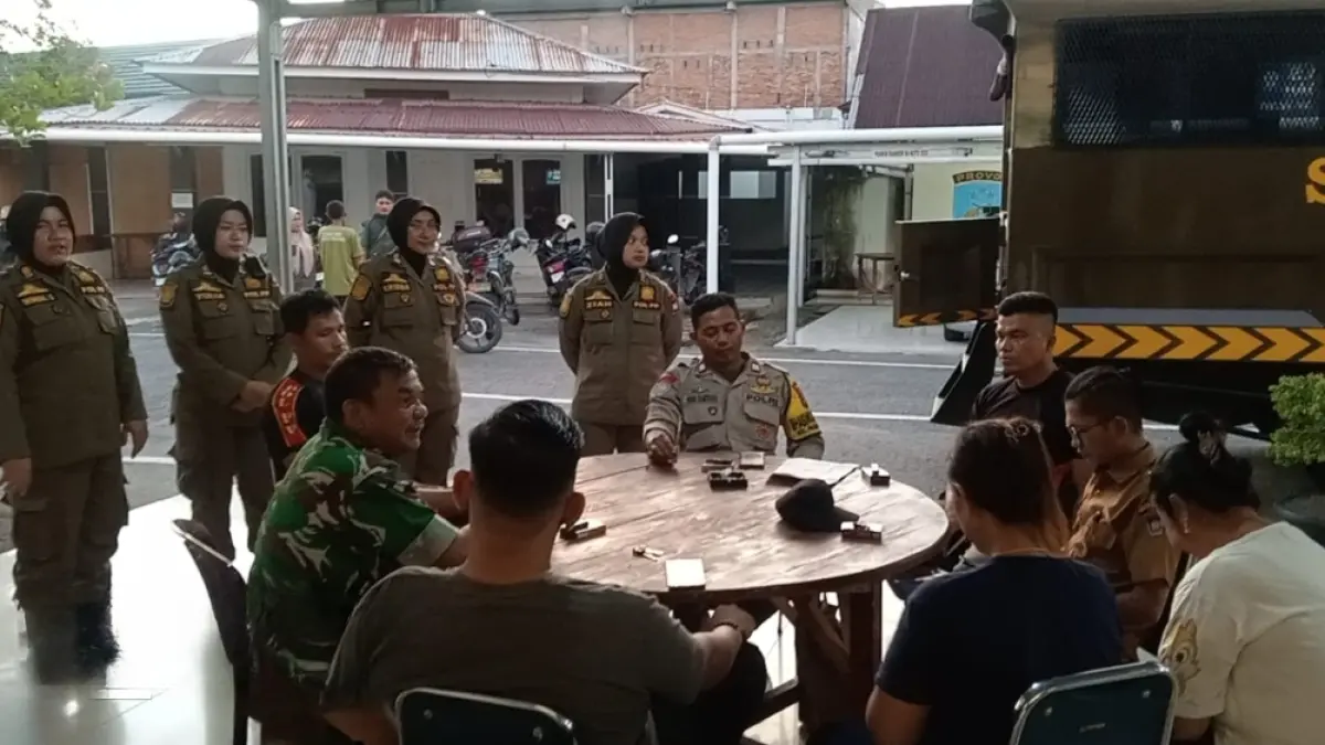 Petugas Satpol PP Kota Padang dan pihak Polsek Kototangah melakukan mediasi empat orang terkait dugaan praktik kumpul kebo di kawasan Perumahan Taman Firdaus, Kelurahan Padangsarai, Kecamatan Kototangah, Selasa (2/6/2026). (Satpol PP Kota Padang)
