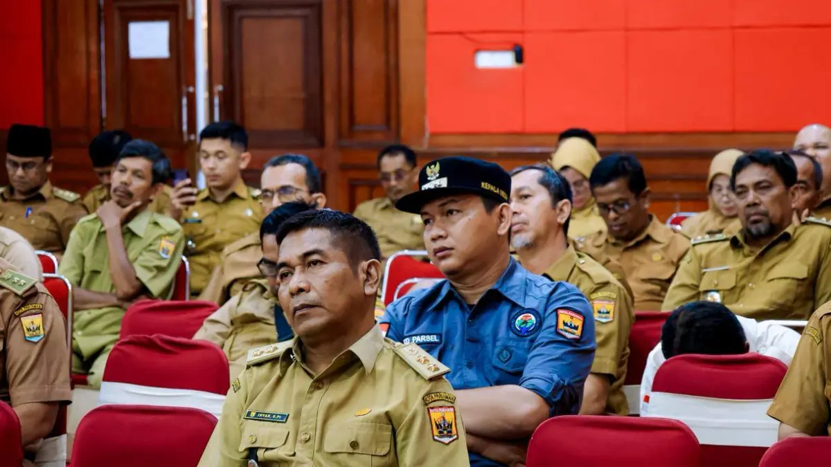 Rapat Koordinasi dan Evaluasi Penerimaan PBB-P2 bersama kepala desa dan lurah se-Kota Pariaman di Aula Balaikota Pariaman, Selasa (2/6/2026).