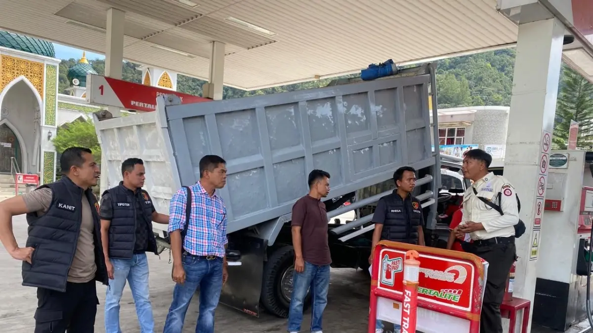 Satreskrim Polres Limapuluh Kota bersama Dinas Perdagangan Kabupaten Limapuluh Kota sidak penyaluran BBM bersubsidi di sejumlah SPBU, baru-baru ini. (DOK POLRES LIMAPULUH KOTA)