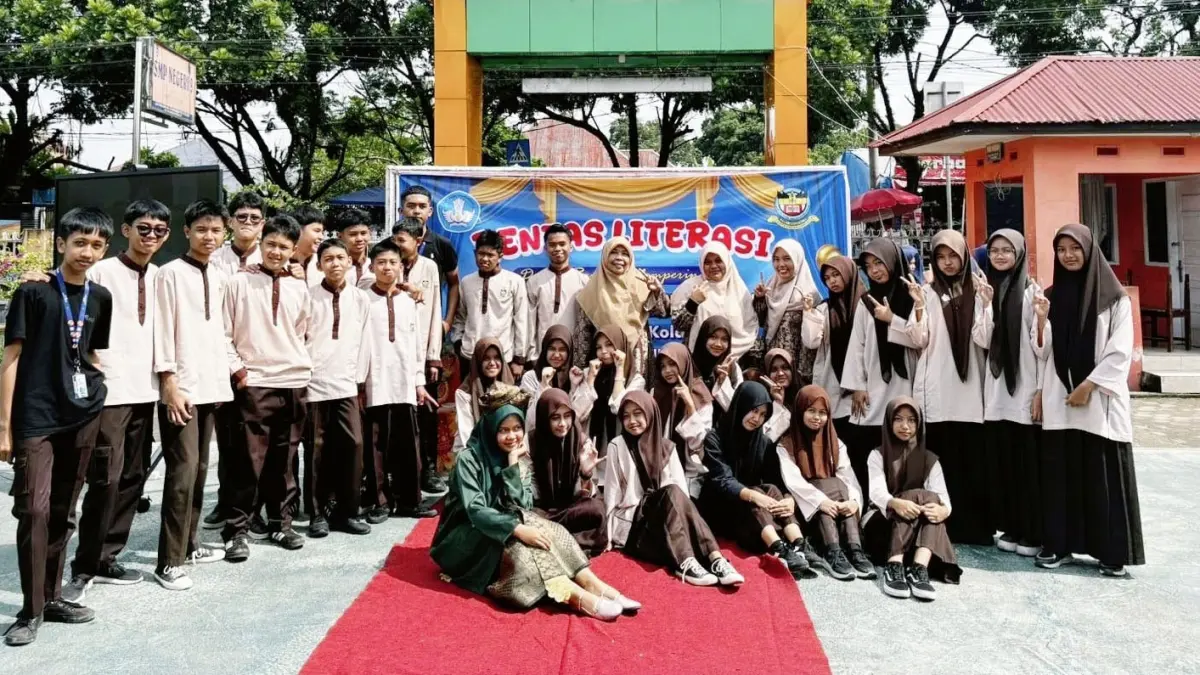 Siswa SMP Negeri 9 Payakumbuh foto bersama guru saat menggelar kegiatan musikalisasi puisi dalam rangka memperingati Hari Pendidikan Nasional beberapa waktu lalu. (TIM LAMAN GURU)