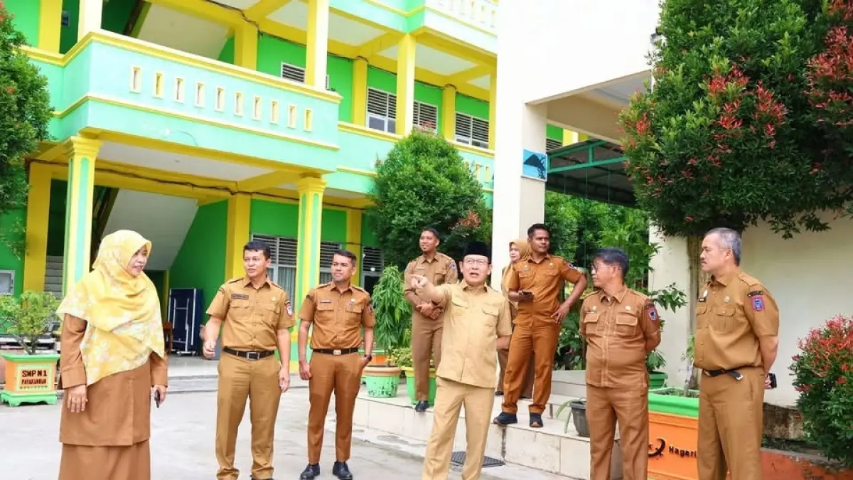 Wali Kota Payakumbuh, Zulmaeta melakukan kunjungan dinas ke SMPN 1 Payakumbuh pada Selasa (2/6). (DOK SMPN 1 PAYAKUMBUH)