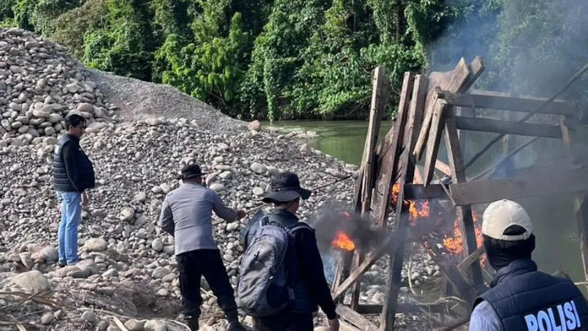 Petugas Satreskrim Polres Limapuluh Kota bersama tokoh masyarakat saat penertiban aktivitas tambang ilegal di Nagari Galugua, Kecamatan Kapur IX, Senin lalu (1/6). Dalam razia tersebut, polisi juga memusnahkan peralatan pendukung tambang yang ditemukan di lokasi. (DOK POLRES LIMAPULUH KOTA)