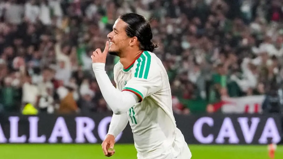 Anis Hadj Moussa merayakan gol kemenangan Aljazair ke gawang Belanda di Stadion De Kuip Rotterdam. (Foto: FB. Feyenoord Rotterdam)