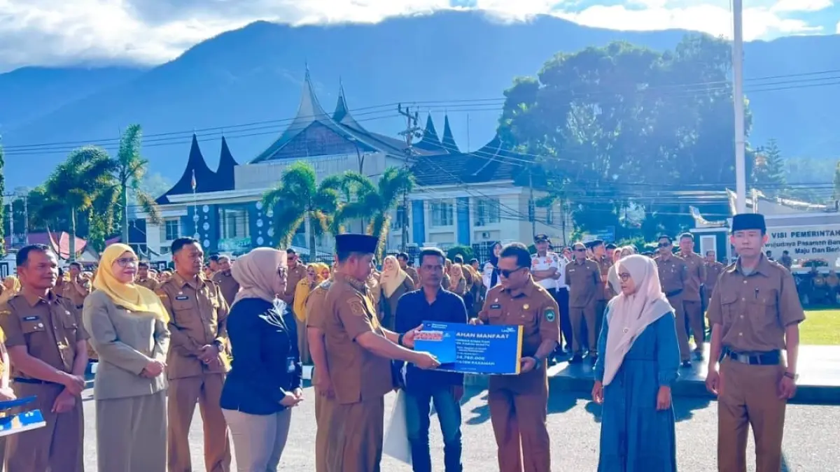 Branch Manager TASPEN Bukittinggi Anika Rahmi menyerahkan manfaat JKK dan JKM kepada ASN di Kabupaten Pasaman.(Foto: Humas)